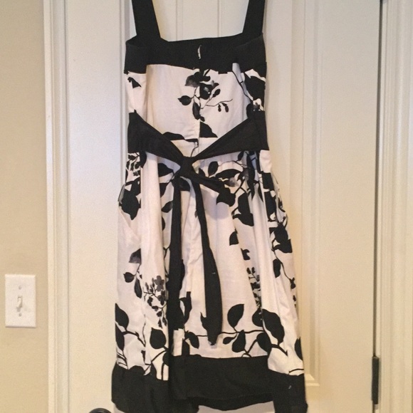 💥DONATE SOON💥JUNIORS sz 7 black & white dress. - Picture 2 of 4